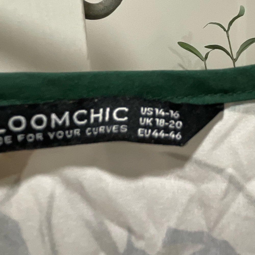 Green floral .beautiful dress - Picture 3 of 6